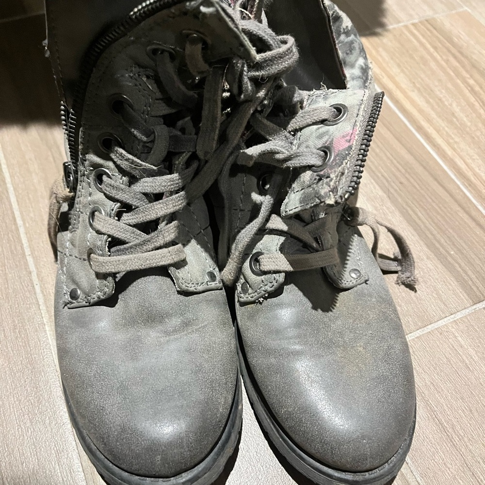 Roxy Gray Ankle Boots